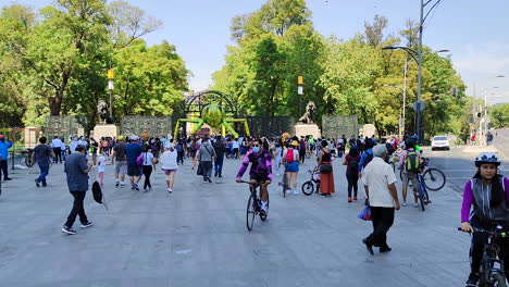 Toma-De-La-Entrada-Principal-Del-Bosque-De-Chapultepec-Durante-El-Festival-De-Primavera