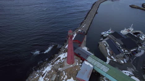 Langsamer-Schwenk-Aus-Der-Luft-Nach-Unten-Auf-Den-Anden-Leuchtturm-Norwegen,-Mit-Einer-Bruchmauer,-Einem-Jachthafen-Und-Einem-Hafen-Im-Hintergrund