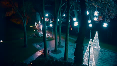 Weitwinkelkran-Während-Der-Weihnachtsbeleuchtung-In-Einem-Park-Erschossen