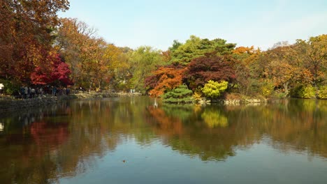 Chundangji-pond-skyline-with-Korean-people-sightseeing-and-walking-by-the-lake,-Changgyeonggung-Palace,-Seoul-South-Korea