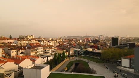 Umfangreiches-Stadtbild-Von-Porto,-Portugal-Während-Des-Sonnenuntergangs