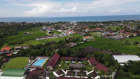 Canggu-Bali-Indonesia-Drone-Sobrevuelo-De-La-Ciudad-Con-Vistas-Al-Océano