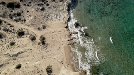 Türkisblaue-Wellen-Rollen-Sanft-Auf-Eine-Sandige-Mittelmeerküste