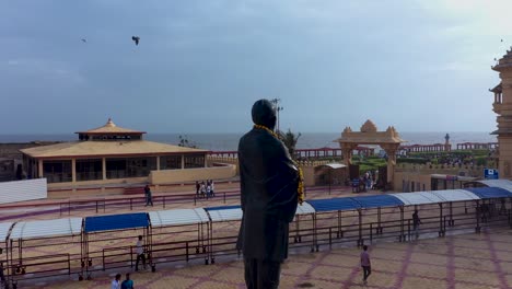 Vor-Dem-Somnath-Tempel-Befindet-Sich-Eine-Statue-Von-Sardar-Vallabhbhai-Patel,-Die-Heute-Eine-Touristenattraktion-Ist