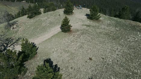Gruppe-Von-Menschen,-Die-Auf-Einer-Klippe-In-Wyoming-Wandern