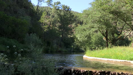 Ein-Kleiner-Fluss,-Der-Sanft-Zwischen-Den-Bergen-In-Pomar,-Castelo-Branco,-Fließt