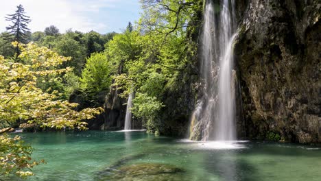 Zeitraffer-Schöner-Wasserfälle-Im-Nationalpark-Plitvicer-Seen-Während-Des-Sommertages
