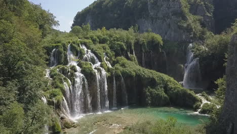 Slo-Mo:-Impresionantes-Vistas-Aéreas-De-Grand-Falls,-Parque-Nacional-De-Plitvce-En-Croacia