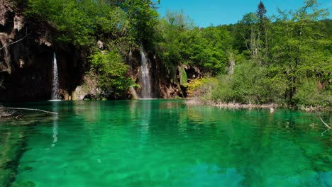 Paisaje-Vívido-Y-Cascadas-Cristalinas-En-El-Parque-Nacional-De-Los-Lagos-De-Plitvice-En-Croacia