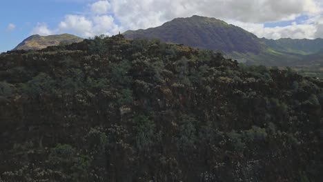 Luftaufnahme-Der-Bergseite,-Die-Die-Schöne-Hawaiianische-Ozeanseite-Enthüllt