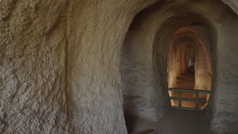 Piusa-höhlen-Estland,-Uralte-Schmale-Höhlen-grotte-Aus-Mineralsandstein,-Unterirdische-Höhlengänge-korridore-Und-Bögen,-Naturschutzgebiet-galerie-tunnel,-Touristische-Attraktion