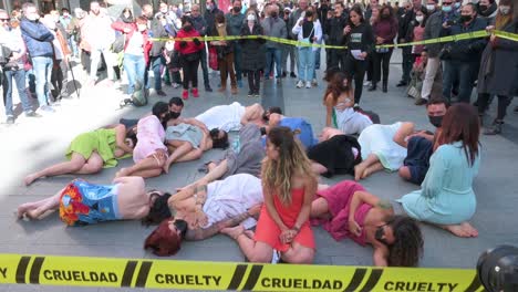 Activistas-Del-Grupo-Pro-Derechos-De-Los-Animales-Animanaturalis-Yacían-En-El-Suelo-Durante-Una-Manifestación-Contra-El-Uso-De-Animales-En-La-Industria-Peletera-En-Madrid,-España