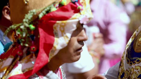 Tinku-Festival-In-Den-Anden-Von-Bolivien-Mit-Menschen-In-Bunten-Kleidern,-Die-Sich-Auf-Rituelle-Tänze-Und-Kämpfe-In-Den-Straßen-Von-Potosi-Stadt-Vorbereiten:-Potossi-Land-Bolivien-Datum:-11