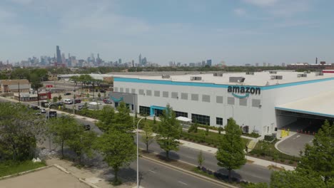 Amazon-lagerhaus-Mit-Chicago-skylinen-Im-Hintergrund