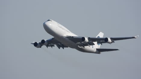 Belgische-Frachtfluggesellschaft-Boeing-747-Flugzeug-&quot;herausforderung-Angenommen&quot;-Fährt-Fahrwerk-Ein