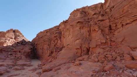 Vista-De-La-Pared-Del-Cañón-De-Arenisca-Roja-En-El-Desierto-Egipcio