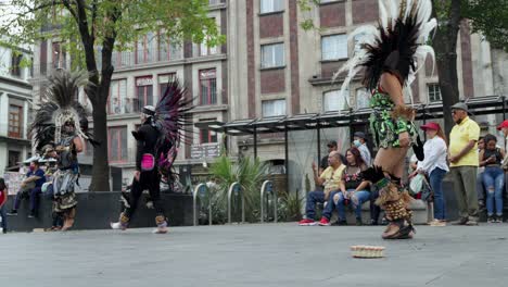 Gruppe-Von-Tänzern,-Die-Auf-Der-Straße-Bei-Der-Concheros-De-La-Magdalena-prozession-In-Mexiko-stadt-Auftreten