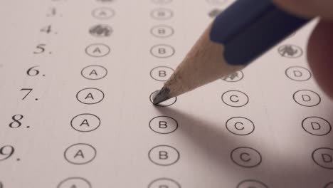 Schattierung-Mit-Bleistift-Die-Gewählte-Richtige-Antwort-In-Multiple-Choice-Prüfung