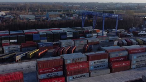 Schiffscontainer-Kranlift-Entladen-Schwere-Fracht-Export-Kisten-Container-In-Der-Luftaufnahme-Der-Werft-Nach-Oben-Orbit-Rechts-Kippen