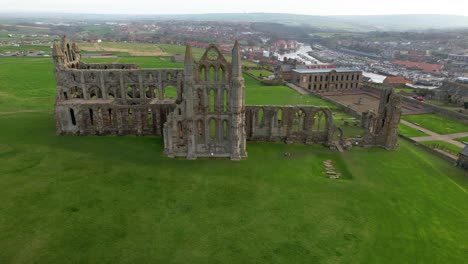 Historic-Whitby-Abbey-Ruins-With-Seaside-Town-In-The-Background-In-North-Yorkshire,-England,-UK
