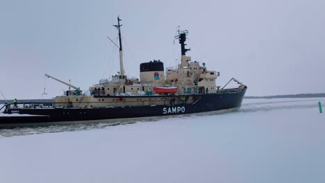Luftaufnahme-Des-Sampo-Eisbrecherschiffs-Mit-Touristen,-Die-In-Den-Gefrorenen-Gewässern-Des-Bottnischen-Meerbusens-Navigieren