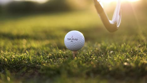 Golfclub-Mit-Top-Flite-Golfball-Am-Abschlag-Auf-Dem-Golfplatz