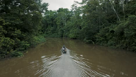 Touristen-Segeln-Auf-Einem-Friedlichen-Fluss-Im-Amazonas-Regenwald