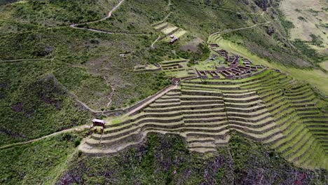 Estructuras-De-Piedra-En-La-Cima-De-Una-Colina-Con-Terrazas-En-Ruinas-Incas,-Valle-Sagrado,-Cusco-Peru