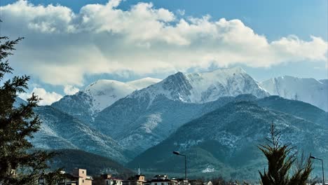 Zeitraffer-Eines-Großen-Schneebedeckten-Alpenbergs-Mit-Wolken,-Die-Sich-In-Denizli,-Türkei,-Bewegen