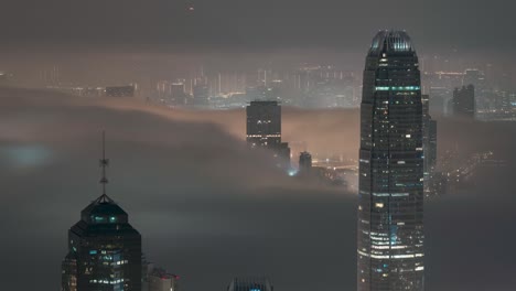 Zeitraffer-Drohnenaufnahme-Des-Internationalen-Finanzzentrums-Ifc-In-Hongkong-Mit-Wolken,-Die-Bei-Sonnenuntergang-An-Den-Gebäuden-Vorbeiziehen