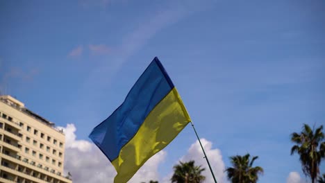 Wirkungsvolle-Ukrainische-Flagge,-Die-Gegen-Den-Blauen-Und-Bewölkten-Himmel-Weht