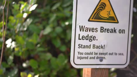 Wellen-Brechen-Zeichen,-Um-Strandbesucher-Zu-Warnen