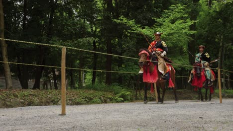 Evento-Tradicional-Japonés-De-Tiro-Con-Arco-Montado-En-4k-En-El-Santuario-Omi-jingu