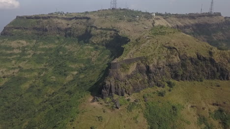 Ancient-fortifications-of-Zunzhar-Buruj-Sinhgad-Fort-near-Pune,-India