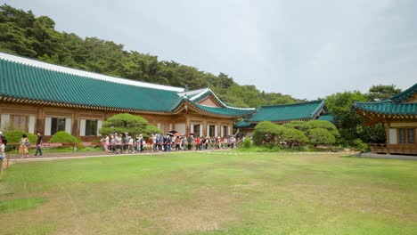 Many-People-visiting-the-Presidential-Residence-at-Cheong-Wa-Dae-Blue-House