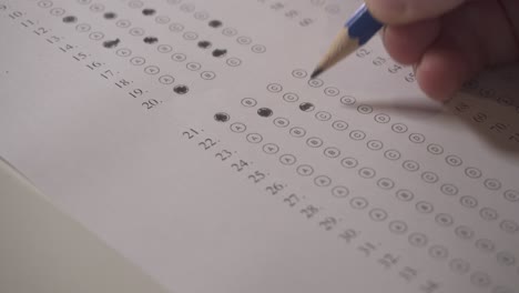 Hand-Einer-Prüfungsperson-Färbt-Richtige-Antworten-Mit-Einem-Bleistift