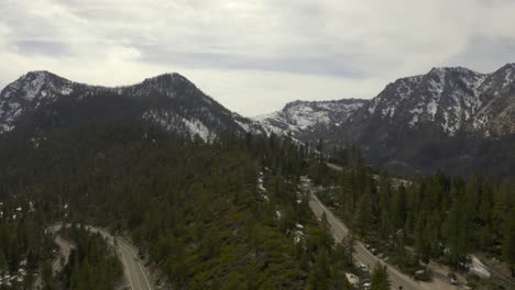 Wunderschöne-4K-Luftaufnahmen-Von-Lake-Tahoe-Und-Den-Umliegenden-Bergen