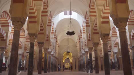 Tiro-Estático-De-ángulo-Bajo-De-Turistas-En-La-Gran-Mezquita-De-Córdoba-Durante-La-Pandemia-De-Covid-19