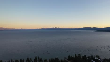 Aguas-Tranquilas-Del-Lago-Tahoe-Con-Barcos-De-Vela-Durante-La-Puesta-De-Sol-En-California,-Estados-Unidos