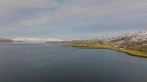 Weite-Fjordmeerlandschaft-Mit-Küstendorf-In-Norwegen,-Antenne