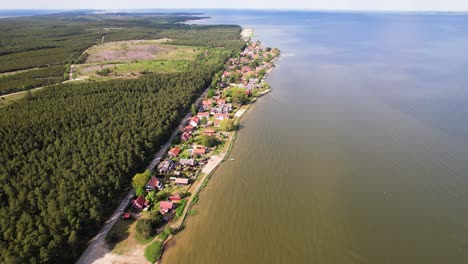 Vista-Aérea-Del-Asentamiento-De-Preila-En-La-Región-De-Neringa-En-La-Bahía-De-Preilos-En-Lituania