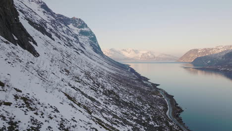Steile-Schneebedeckte-Hänge-Der-Berge-Im-Grotfjord-In-Nordnorwegen---Luftaufnahme
