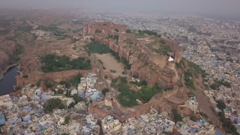 Antenne:-Massive-Alte-Mehrangarh-Festung-Hoch-über-Jodhpur,-Indien
