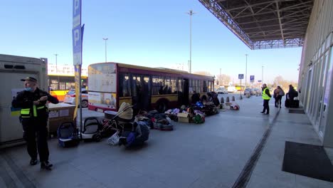 Ukrainische-Familien-Am-Ostbahnhof-Steigen-Mit-Ihrem-Gepäck-In-Den-Bus-Ein