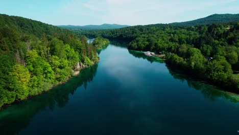 Vuelo-De-Drones-Sobre-La-Formación-Del-Lago-De-Agua-En-El-Parque-Nacional-De-Plitvice,-Croacia,-Destino-De-Vacaciones-De-Viaje-En-Europa