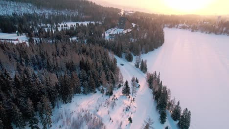 Winterlandschaft-Und-Eisige-Atmosphäre-Während-Des-Sonnenuntergangs-In-Der-Bacúch-gemeinde-In-Der-Slowakei