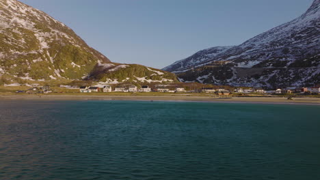 Pueblo-Costero-De-Pescadores-En-Grotfjord-En-El-Norte-De-Noruega,-Antena