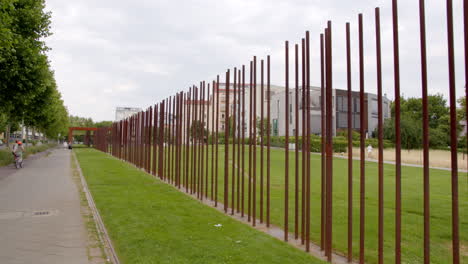 Denkmal-Der-Berliner-Mauer-Die-Ehemalige-Grenze-Von-Ost--Und-Westdeutschland