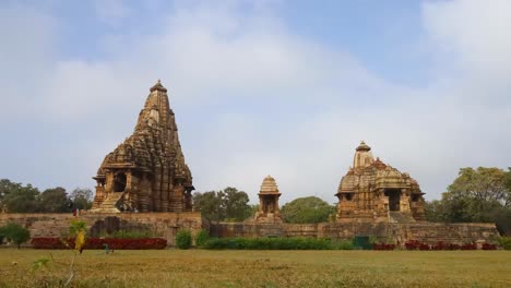 Timelapse-De-Kandariya-Mahadev-Y-El-Templo-Jagdamba-En-El-Grupo-Occidental-De-Templos,-Khajuraho---Sitio-Del-Patrimonio-Mundial-De-La-Unesco
