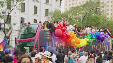 Bus-Mit-Regenbogenfarbenen-Luftballons,-Die-An-Massen-Entlang-Der-Pride-Parade-Entlang-Der-Avenue-Juarez-In-Mexiko-Stadt-Vorbeifahren